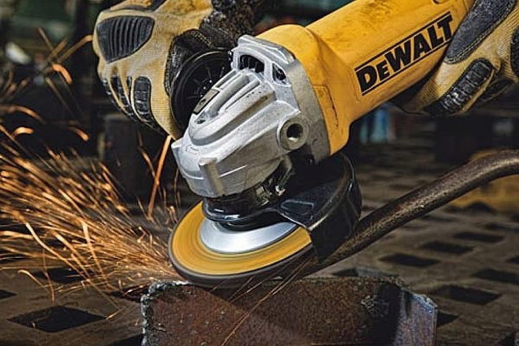 Zbliżenie na tarczę tnącą metal podczas pracy szlifierką DeWalt
