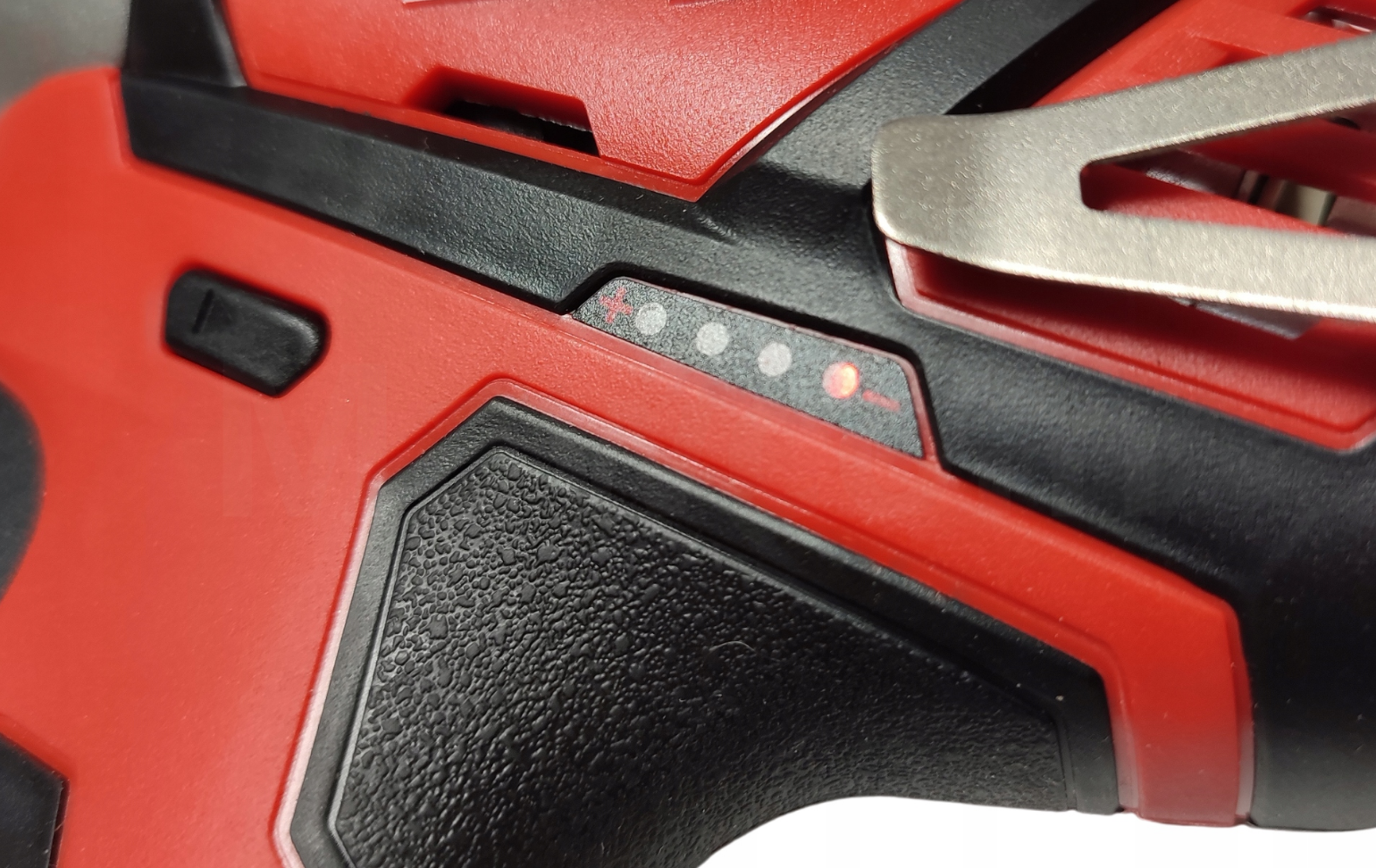 Milwaukee M12 BIW14-0X zbliżenie na panel i uchwyt