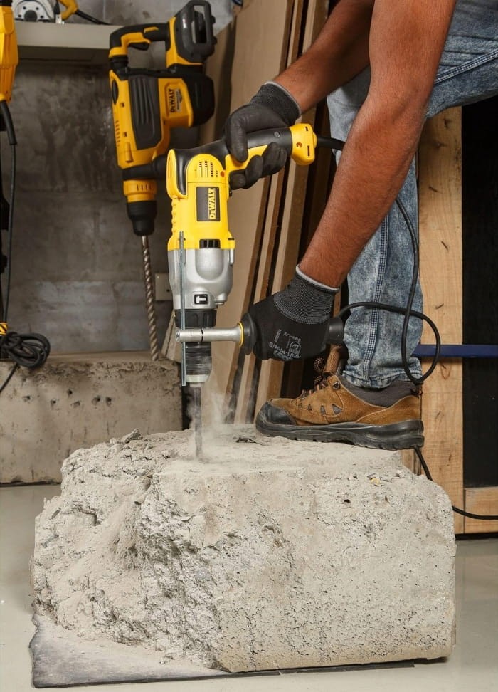 Wiercenie w betonie wiertarką udarową DeWalt DWD524 na budowie