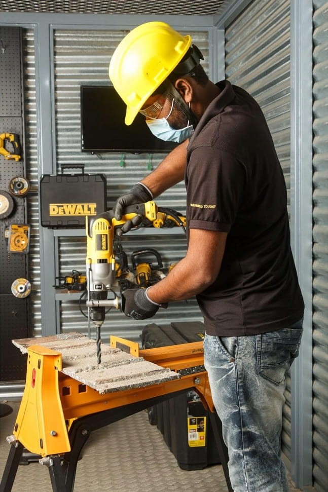 Precyzyjne wiercenie w metalu przy użyciu wiertarki DeWalt i statywu