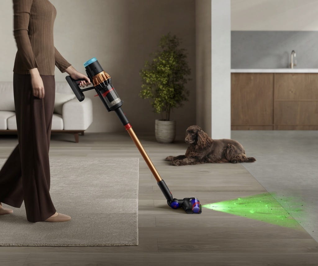 Odkurzanie paneli podłogowych Dysonem z funkcją lasera przy psie
