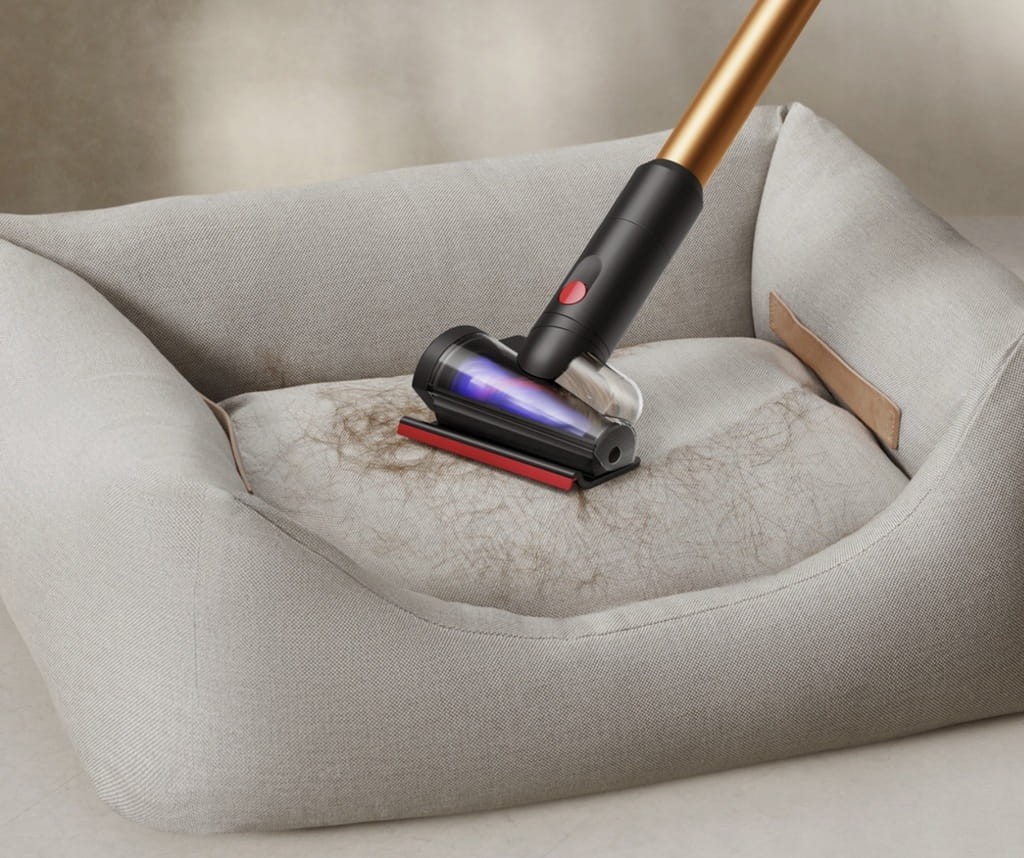 Odkurzanie sierści z legowiska dla psa mini elektroszczotką Dyson