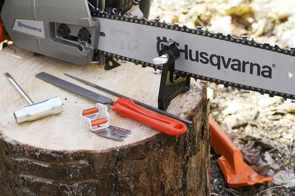 Pilarz ostrzący łańcuch w lesie przy użyciu zestawu Husqvarna