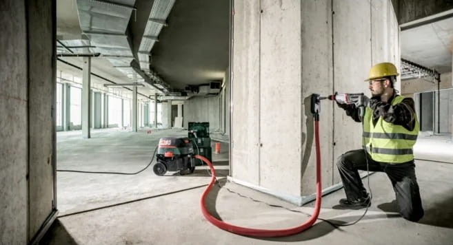 Wiercenie w betonowym stropie lekką młotowiertarką Metabo KHE 2860