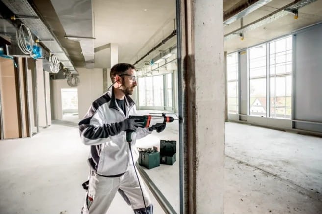 Montaż ościeżnicy - wiercenie otworów montażowych w murze młotowiertarką Metabo