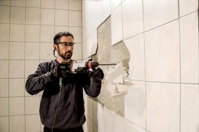 Skuwanie płytek ceramicznych w łazience przy użyciu funkcji kucia Metabo