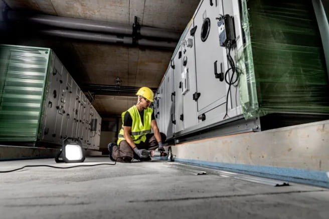 Prace instalacyjne przy podłodze - Metabo KHE 2860 w akcji