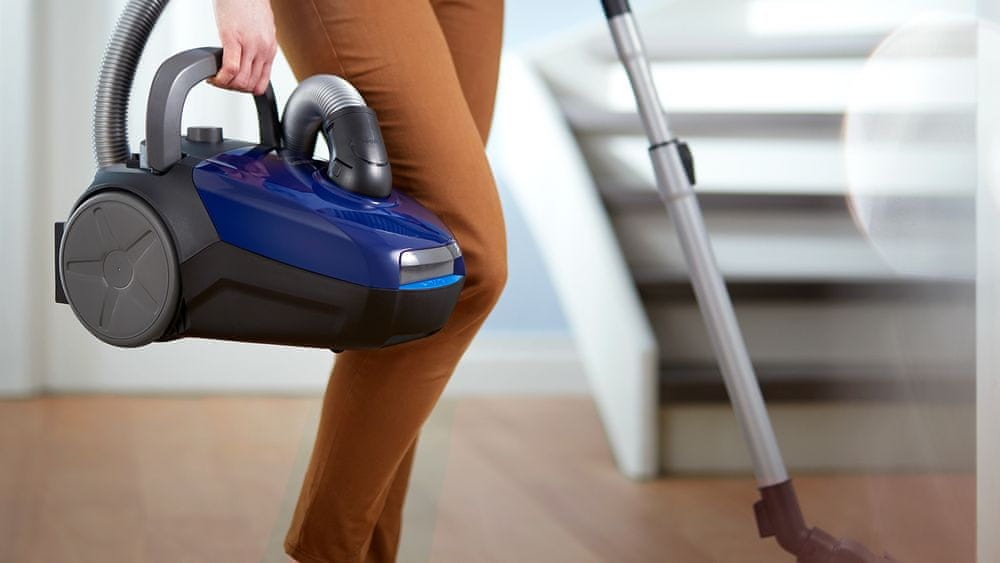 Przenoszenie lekkiego odkurzacza Philips za górny uchwyt