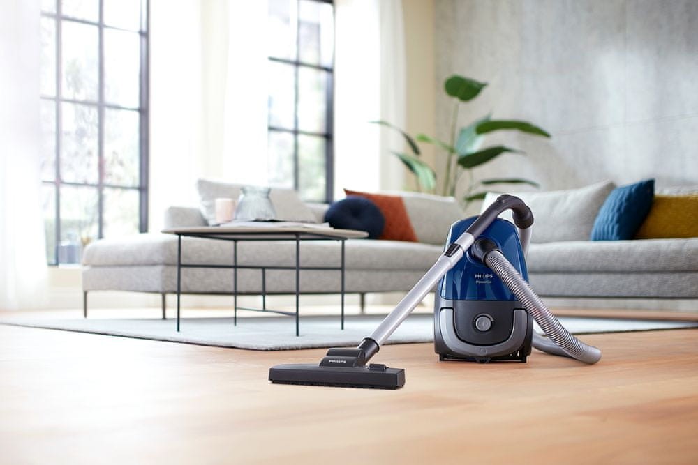 Odkurzanie podłogi w salonie przy użyciu Philips Seria 2000