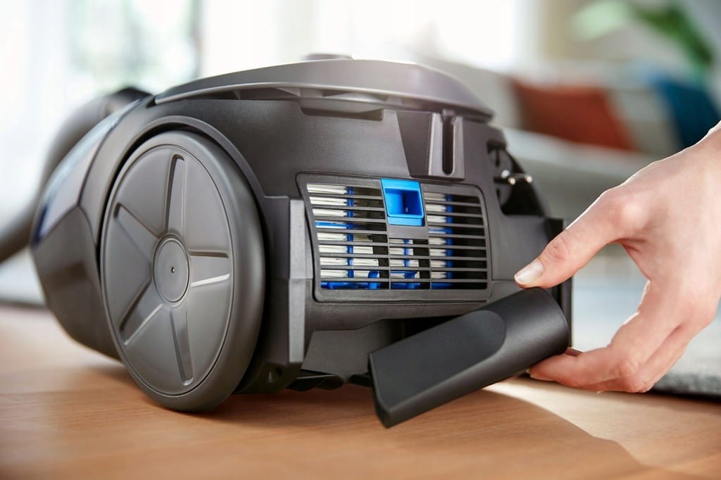 Wbudowany schowek na akcesoria w korpusie odkurzacza Philips