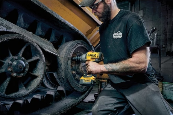 Odkręcanie koła w pojeździe gąsienicowym za pomocą klucza DeWalt DCF899 High Torque