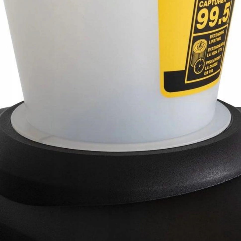 Pełna zawartość zestawu DeWalt DXVCS002 rozłożona na podłodze (zbiornik, cyklon, węże)