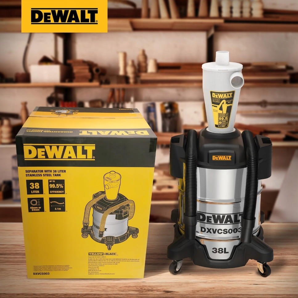 Oryginalne żółte opakowanie kartonowe separatora DeWalt DXVCS003 38L stojące obok złożonego urządzenia w warsztacie
