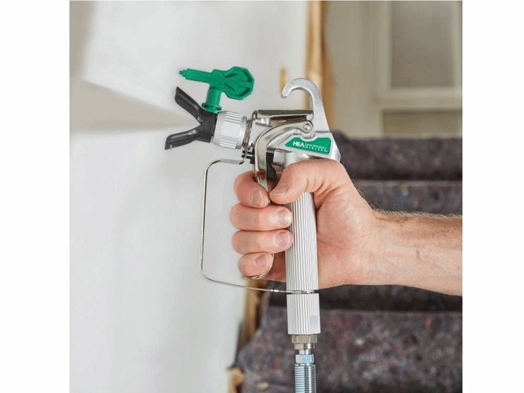 Ergonomiczny pistolet malarski Wagner HEA w dłoni - lekki spust na dwa palce