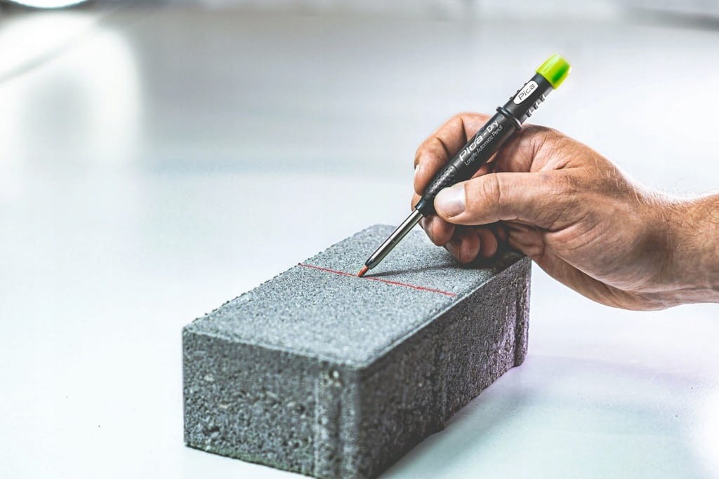 Znakowanie na chropowatym bloku betonowym ołówkiem automatycznym Pica