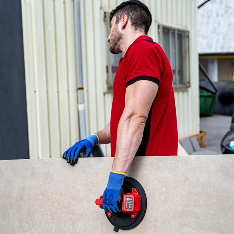 Przenoszenie płyty w pionie - test wytrzymałości przyssawki Rubi 140kg