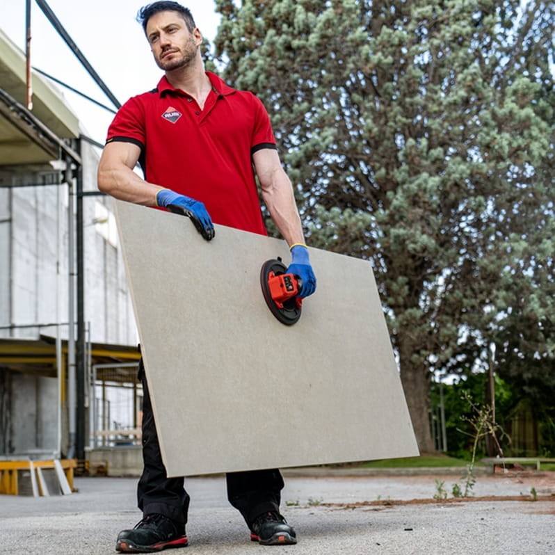 Ergonomia pracy na budowie - pewny chwyt płytki dzięki przyssawce Rubi z manometrem