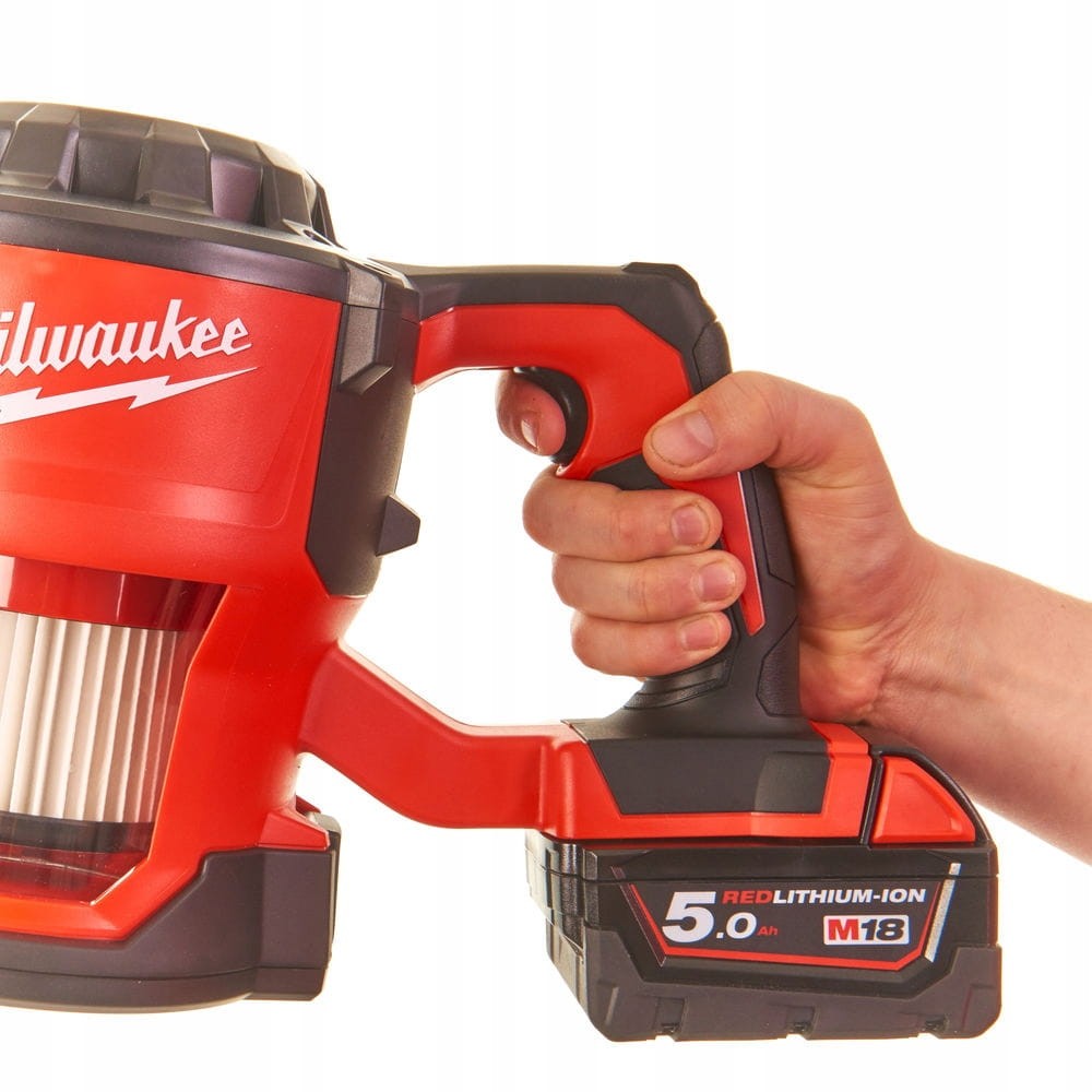 Ergonomiczny uchwyt odkurzacza Milwaukee M18 CV z podpiętym akumulatorem 5.0Ah