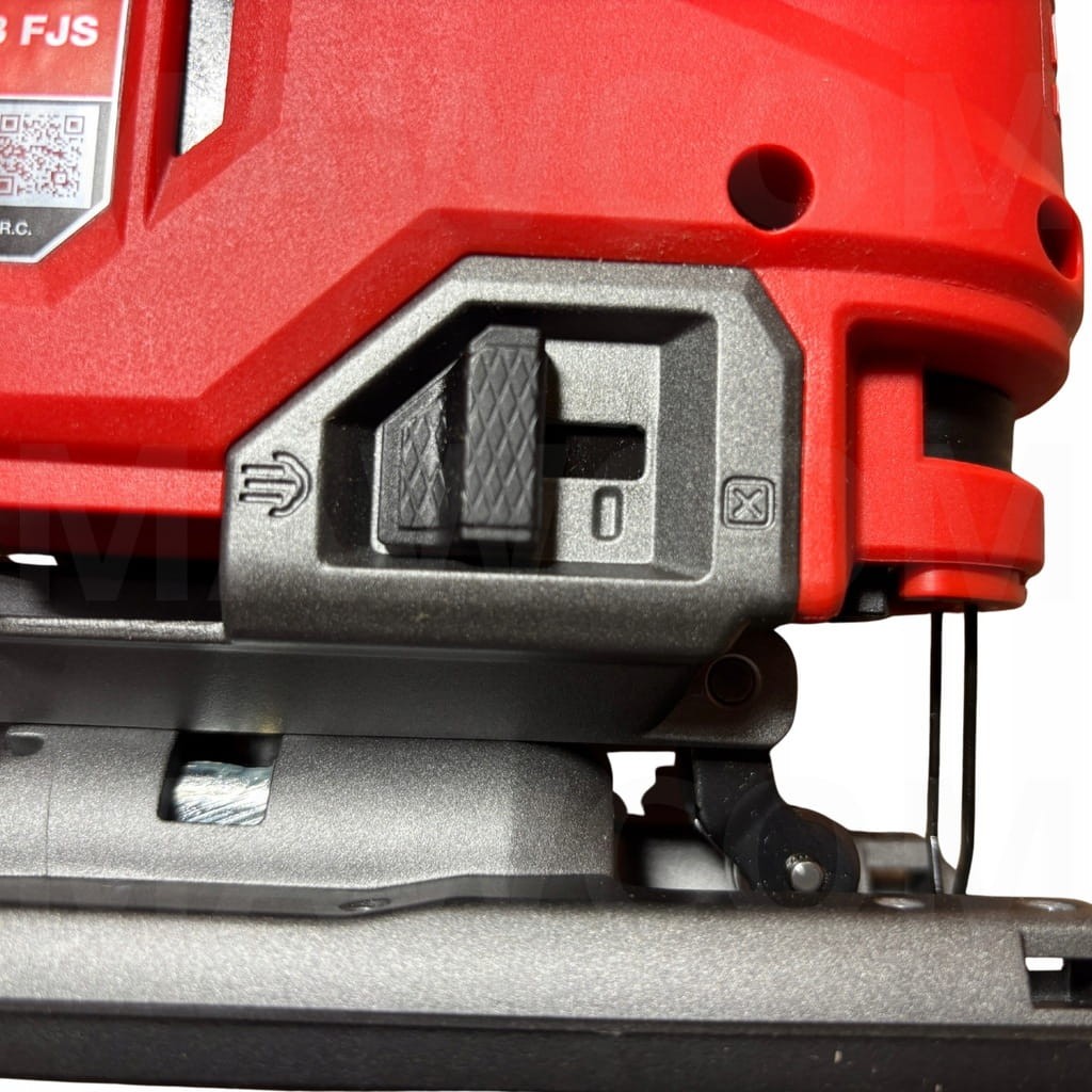 Beznarzędziowy system wymiany brzeszczotu FIXTEC w wyrzynarce Milwaukee M18