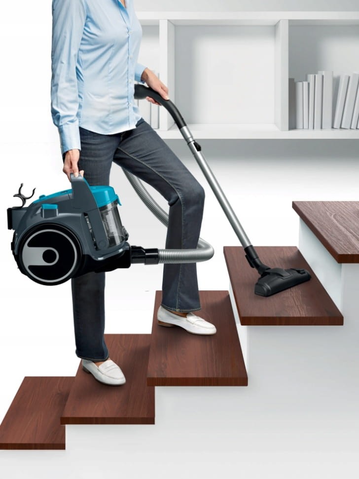 Przenoszenie lekkiego odkurzacza Bosch po schodach waga 4.4kg