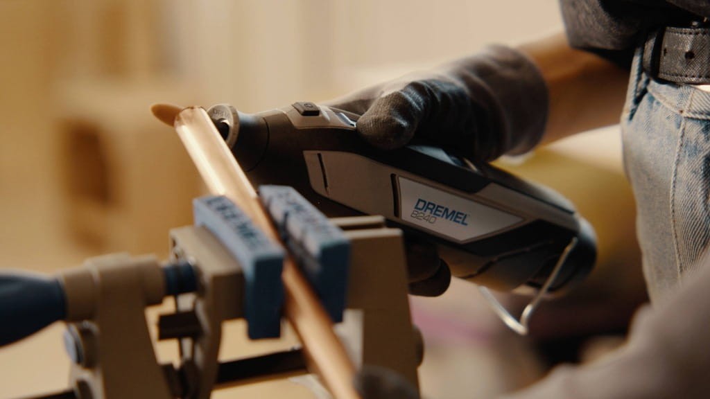 Cięcie metalowego pręta w imadle szlifierką Dremel 8240