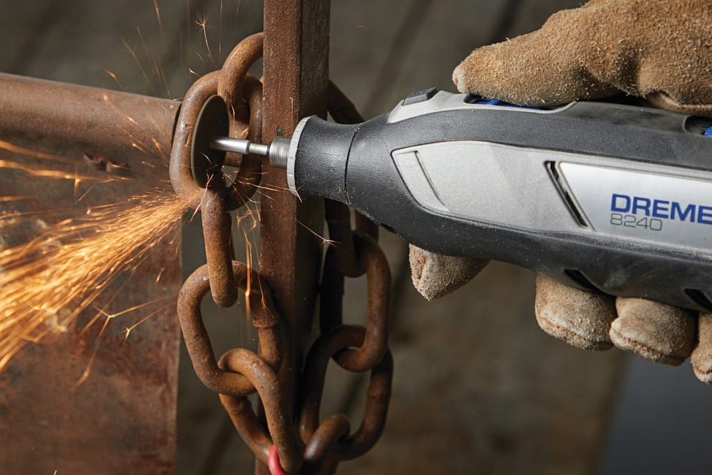 Cięcie metalowego łańcucha za pomocą tarczy w Dremel 8240