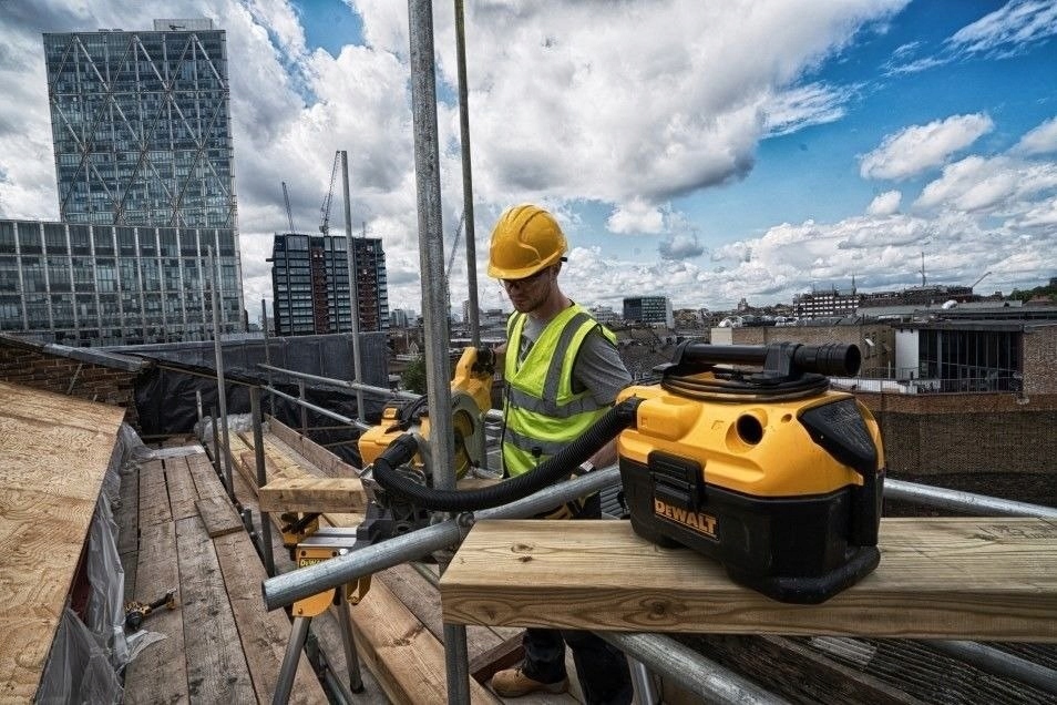 ODKURZACZ PRZEMYSŁOWY AC/DC DO PRACY NA SUCHO I MOKRO 18V DeWALT DCV584L