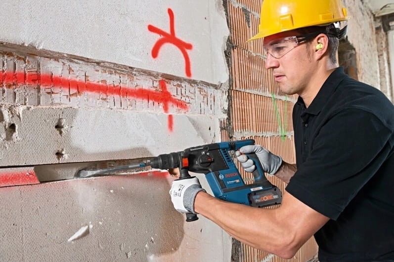Praca młotowiertarką z akumulatorem Bosch ProCORE 18V 8.0Ah na budowie