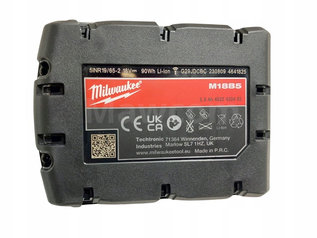 Spód akumulatora Milwaukee M18B5 z tabliczką znamionową i certyfikatami jakości