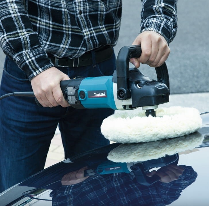 Detailer pracujący polerką Makita 9237CB nad korektą lakieru