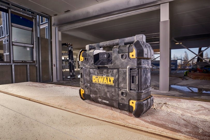 Radio DeWalt TSTAK nagłaśniające dużą halę budowlaną