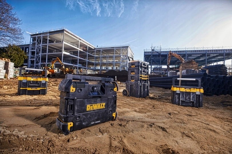 Radio DeWalt spięte w wieżę z innymi skrzyniami systemu TSTAK