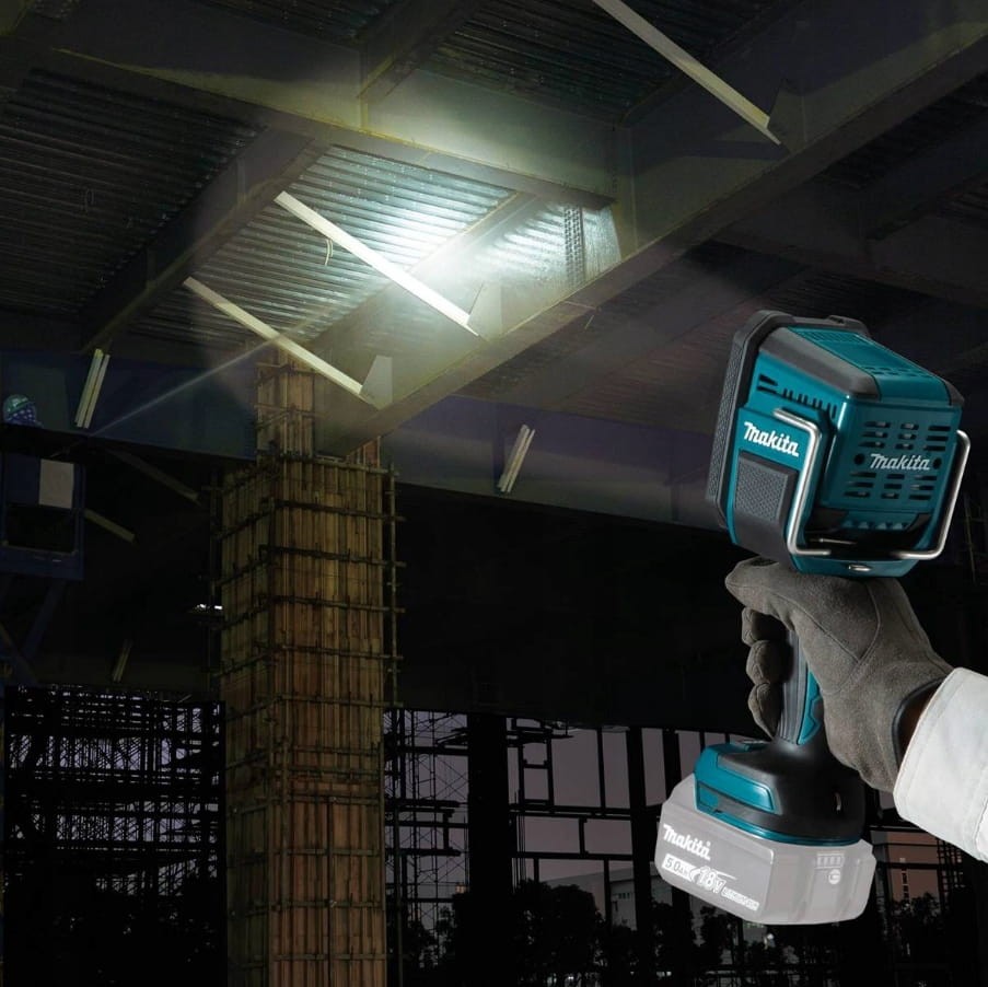 Oświetlanie ciemnej hali magazynowej szperaczem Makita DML812