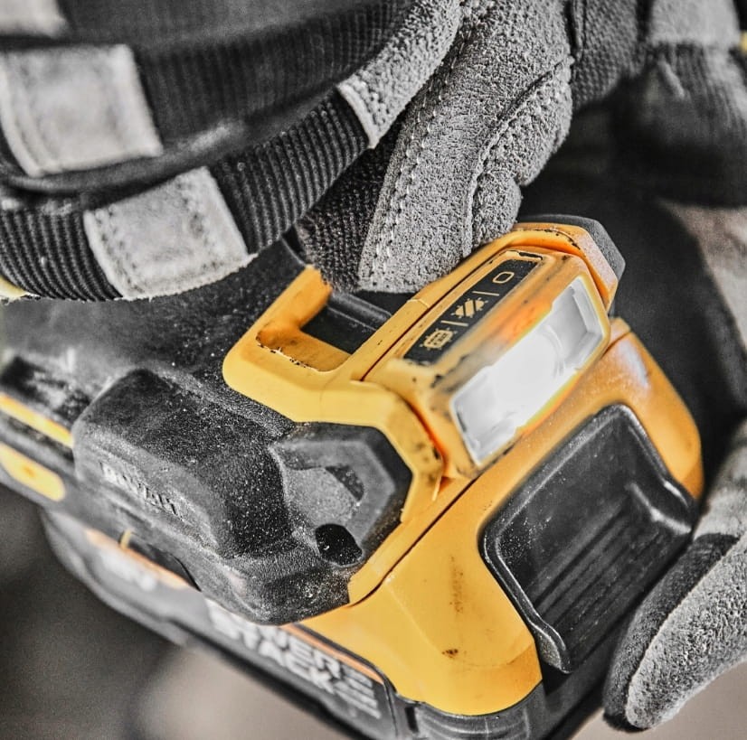 Mechanizm regulacji kąta świecenia w wkrętarce DeWalt DCD800