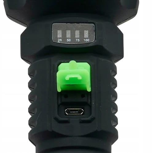 Zbliżenie na port ładowania USB w latarce pod gumową zaślepką