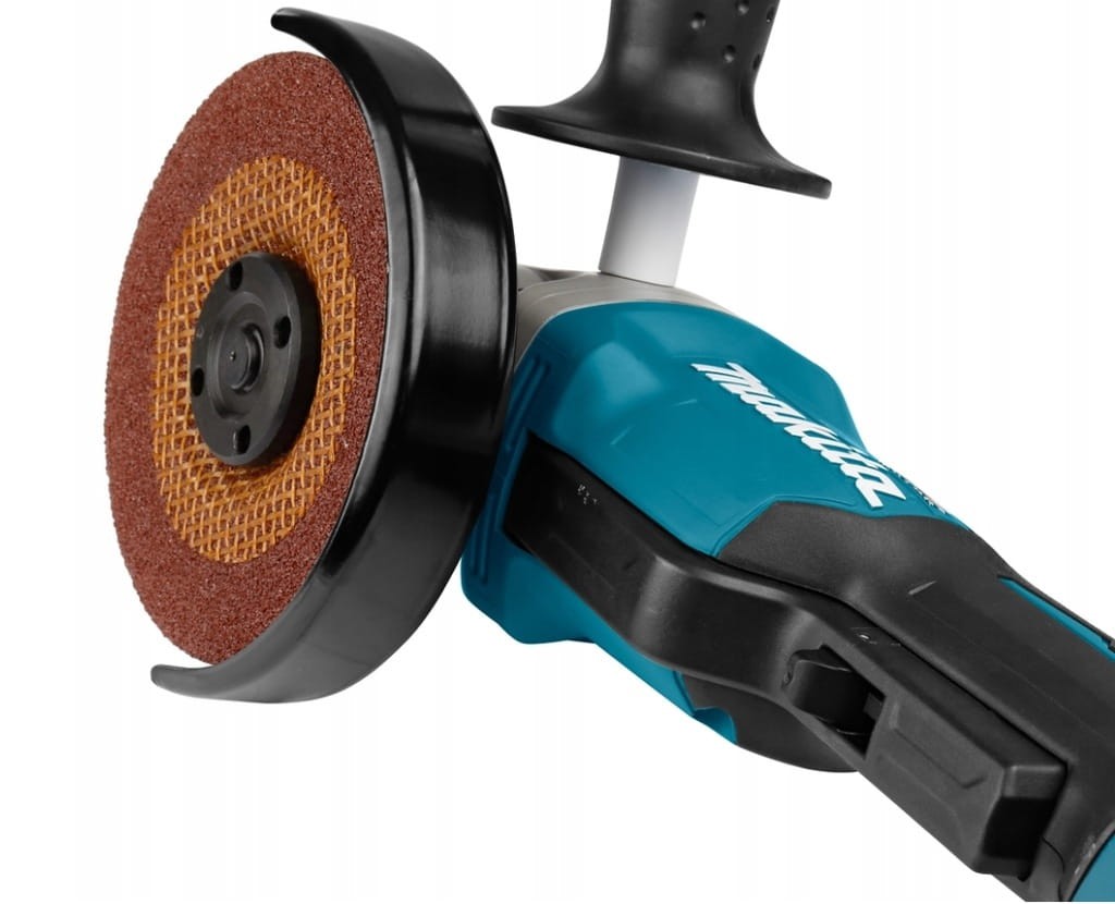 Bezpieczny włącznik łopatkowy (Paddle Switch) pod spodem szlifierki Makita