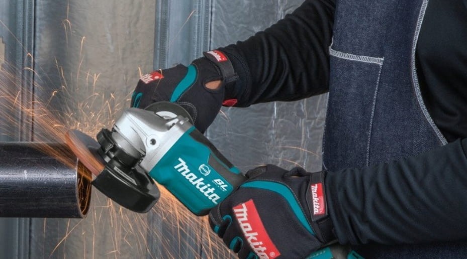 Cięcie rury metalowej szlifierką Makita DGA517 - praca w rękawicach ochronnych