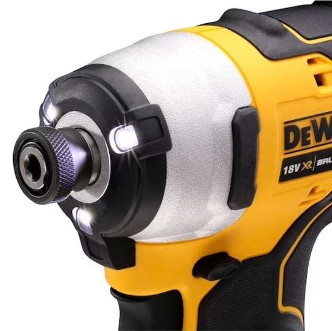 Zbliżenie na uchwyt bitów i 3 diody LED (pierścień świetlny) w DeWalt DCF809