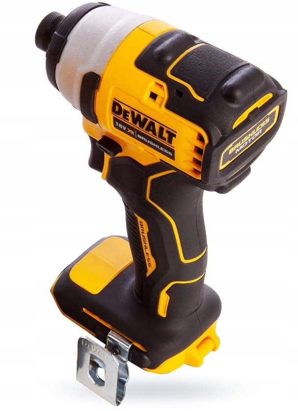 Tył obudowy i ergonomiczna rękojeść zakrętarki DeWalt DCF809 z hakiem