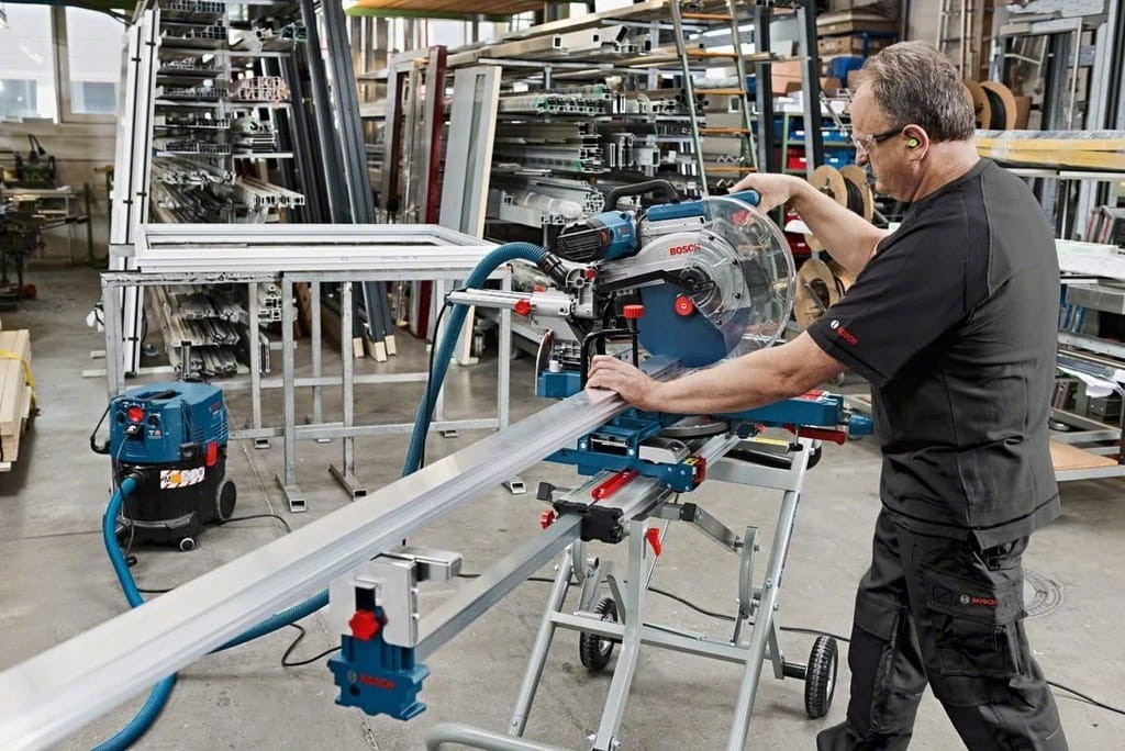 Cięcie długich listew na budowie - stół Bosch GTA 2600 zapewnia stabilne podparcie