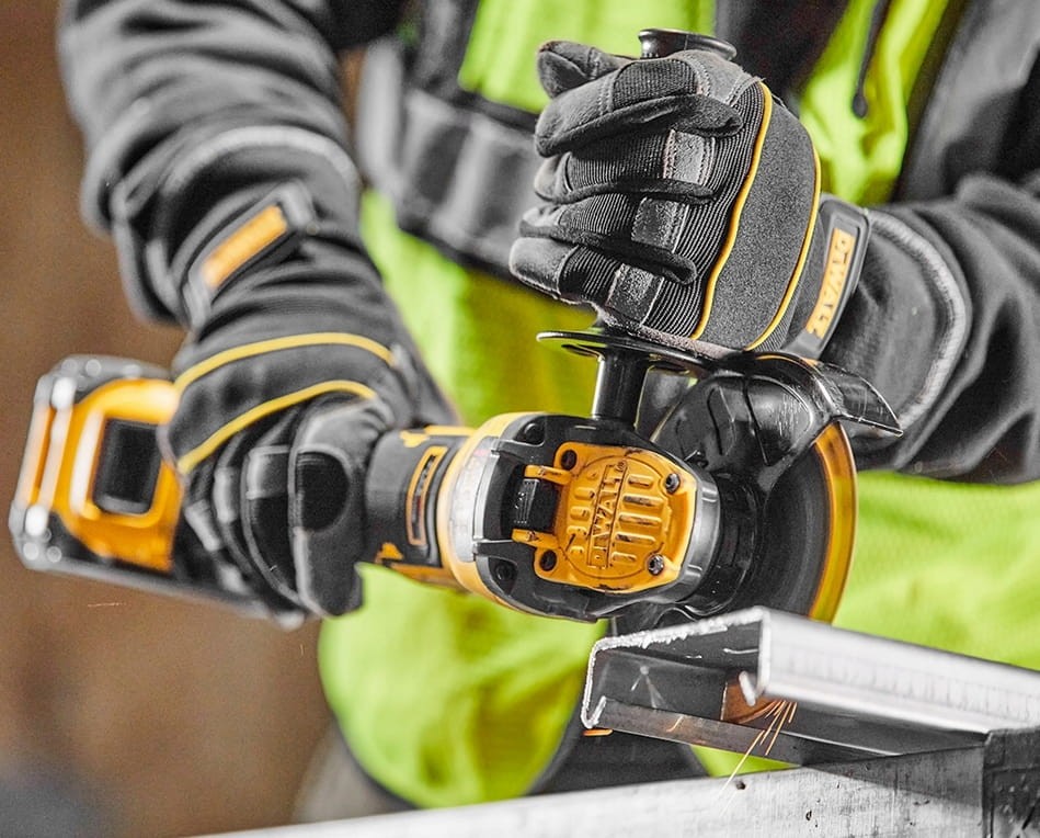 Precyzyjne cięcie profilu metalowego kątówką DeWalt DCG409 w rękawicach