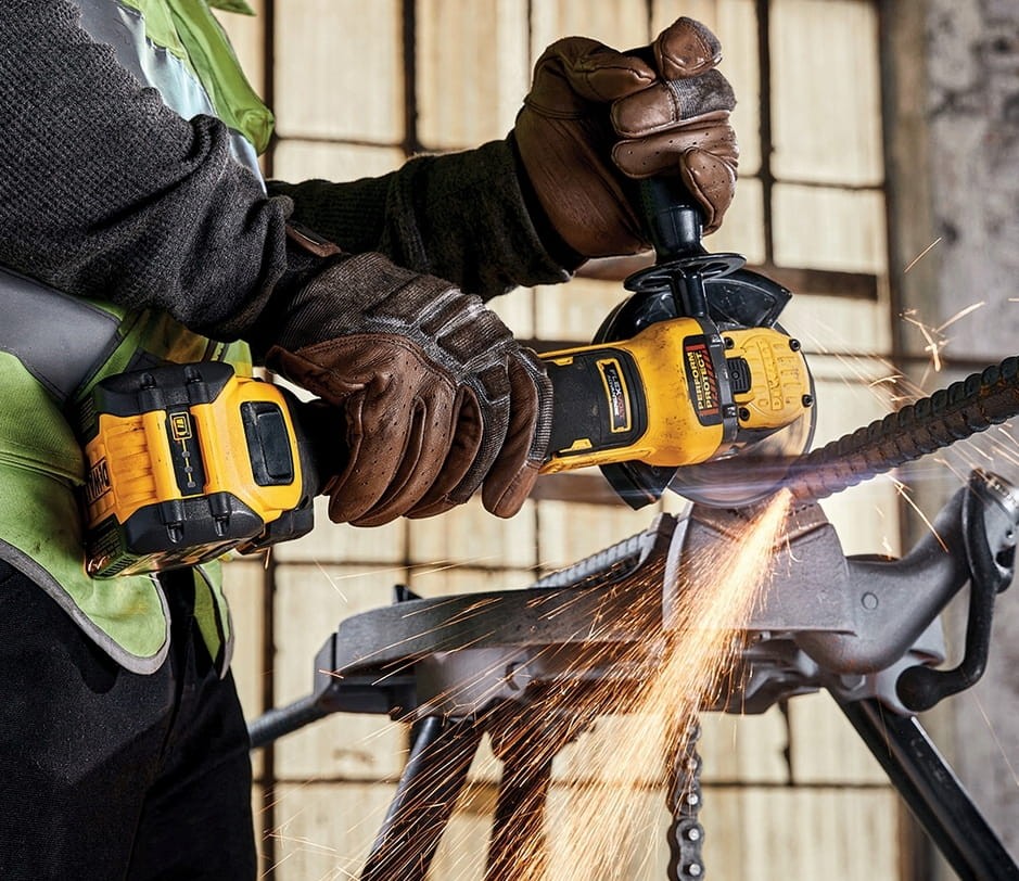 Spawacz tnący grubą stal przy użyciu szlifierki DeWalt DCG409 Advantage