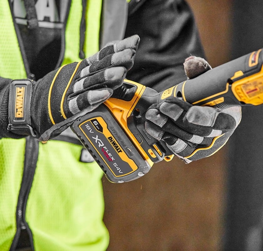 Ergonomiczny chwyt gumowany szlifierki DeWalt DCG409N w dłoni