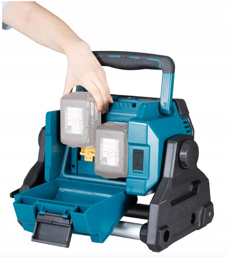 Wkładanie dwóch akumulatorów do lampy Makita DML809 - widok dłoni operatora