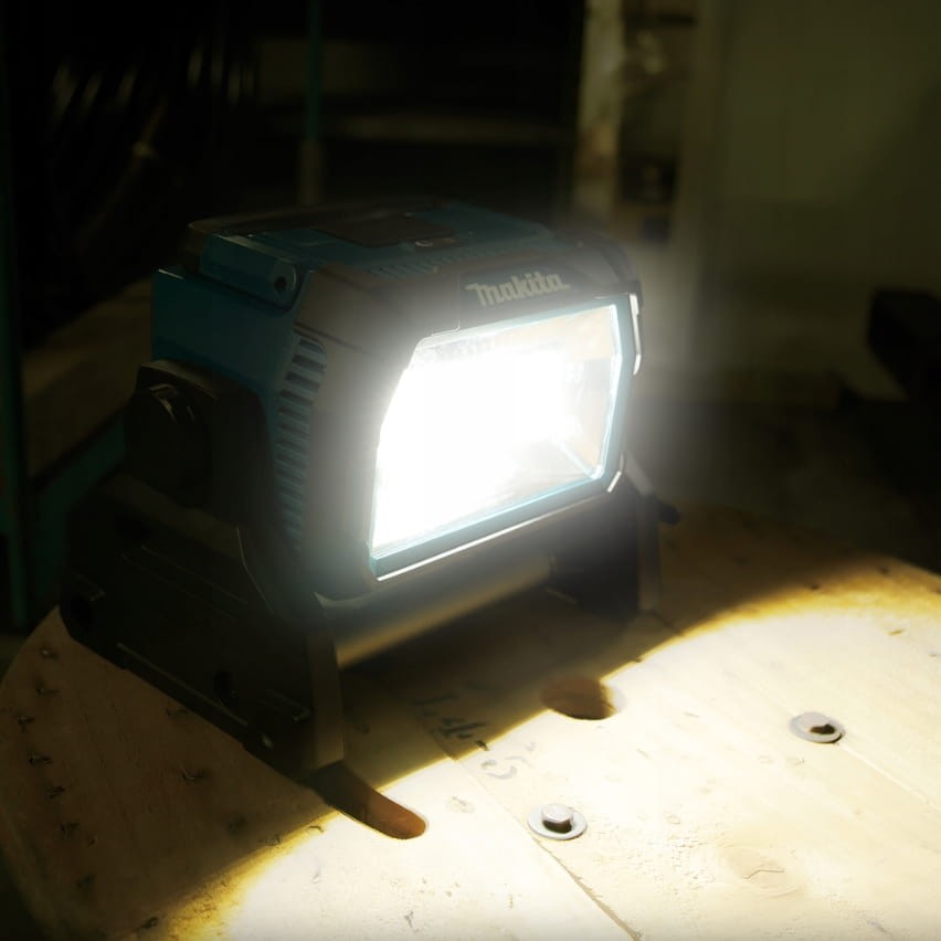 Test świecenia lampy Makita DML809 w całkowitej ciemności - potężny snop światła