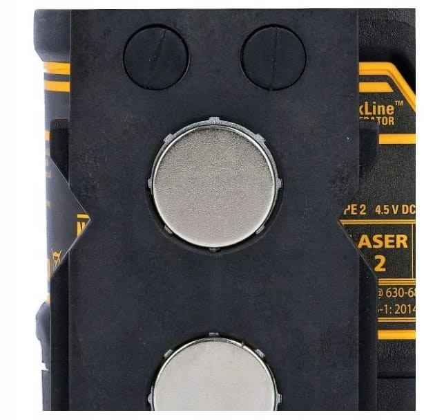 Silne magnesy neodymowe w uchwycie ściennym lasera DeWalt