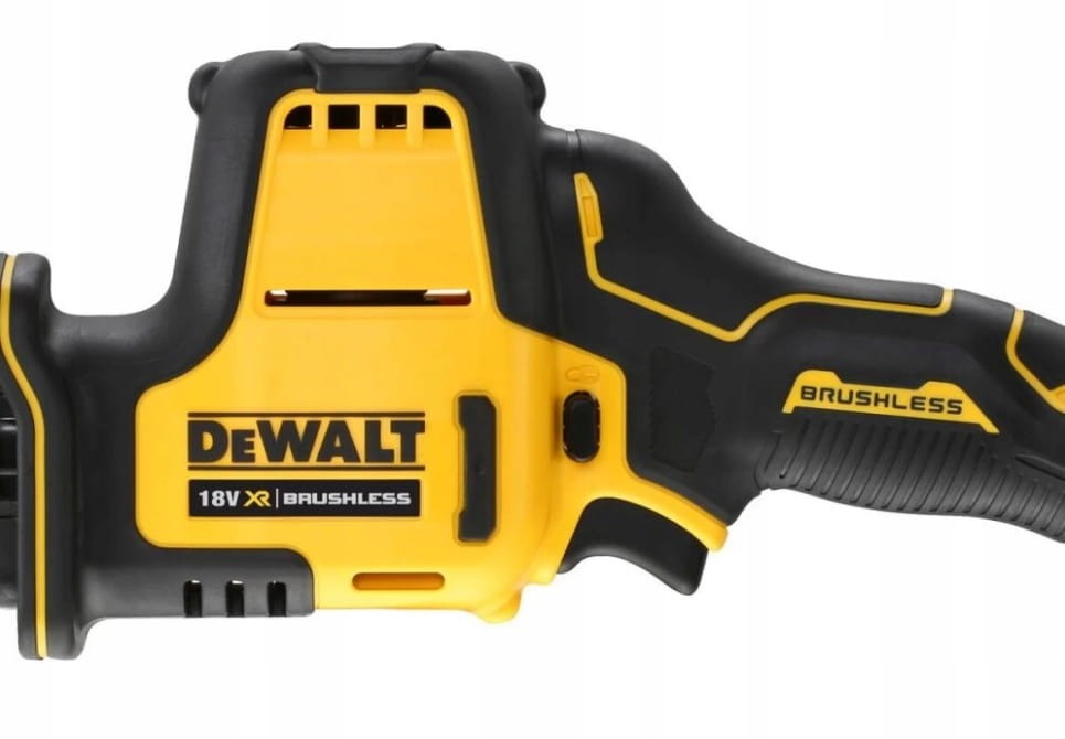 Zbliżenie na korpus piły DeWALT - oznaczenie silnika Brushless i gumowany chwyt