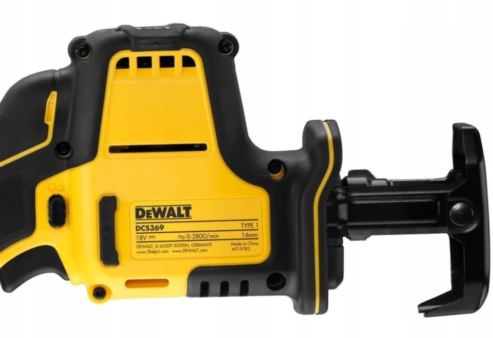 Widok z góry na uchwyt piły DeWALT - ergonomiczny kształt do pracy jedną ręką