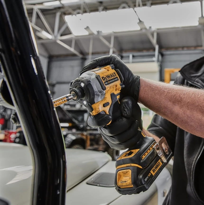Precyzyjne wkręcanie śruby w metalowy element przy użyciu DeWalt DCF850