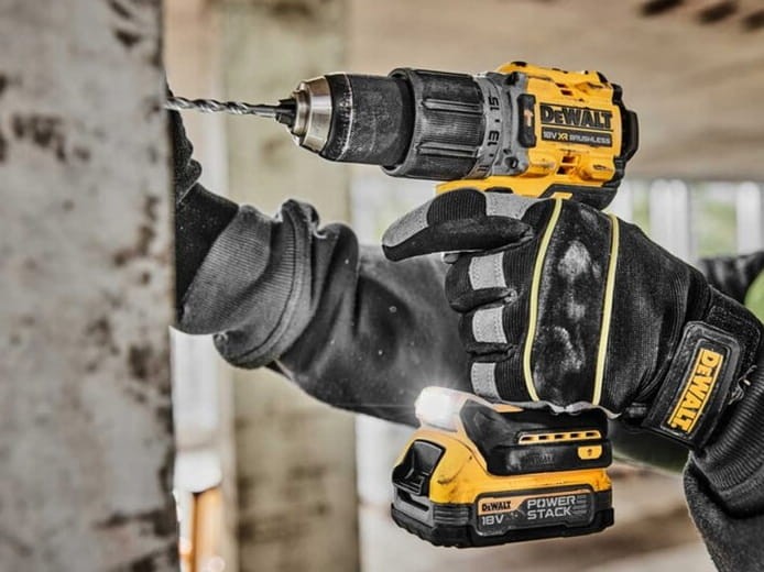 Wiercenie w betonie przy użyciu wkrętarki udarowej DeWalt DCD805N (akcja w rękawicach)
